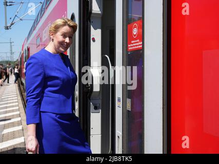 Potsdam, Allemagne. 03rd juin 2022. Franziska Giffey (SPD), maire de Berlin, est à bord du train régional en direction de Francfort (Oder) après une conférence de presse sur le « Sommet ferroviaire Berlin-Brandebourg ». Crédit : Soeren Stache/dpa/Alay Live News Banque D'Images