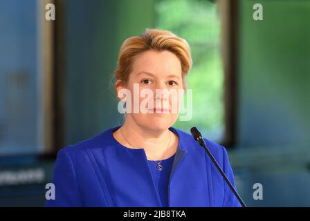 Potsdam, Allemagne. 03rd juin 2022. Franziska Giffey (SPD), maire de Berlin, prend une photo lors d'une conférence de presse après le « Sommet ferroviaire Berlin-Brandebourg ». Crédit : Soeren Stache/dpa/Alay Live News Banque D'Images