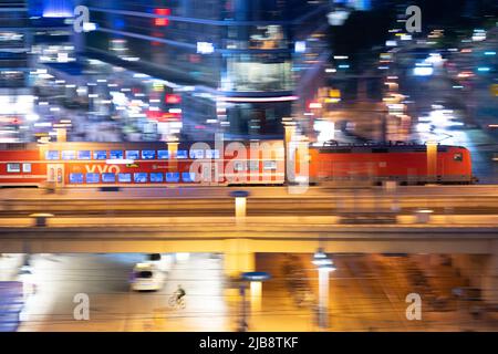 Dresde, Allemagne. 02nd juin 2022. Un train de banlieue Deutsche Bahn traverse la rue St Petersburger Straße à une plate-forme de la gare centrale de Dresde. Credit: Sebastian Kahnert/dpa/Alay Live News Banque D'Images