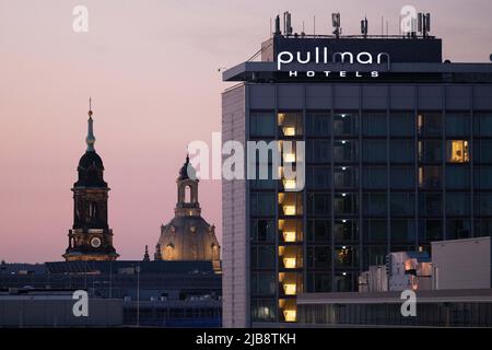 Dresde, Allemagne. 02nd juin 2022. La Kreuzkirche (l) et la Frauenkirche derrière l'hôtel Pullman. Credit: Sebastian Kahnert/dpa/Alay Live News Banque D'Images