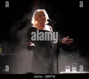 Berlin, Allemagne. 02nd juin 2022. L'artiste Georgette Dee à son spectacle 'All of Me - Lebenslieder' au Bar joder Vernunft à Berlin Wilmersdorf. Crédit : XAMAX/dpa/Alay Live News Banque D'Images