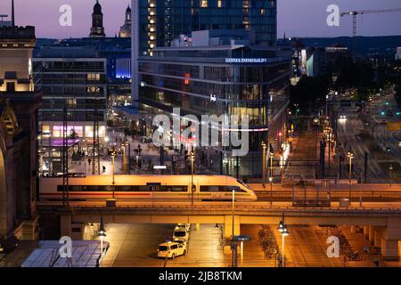 Dresde, Allemagne. 02nd juin 2022. Un train ICE Deutsche Bahn est stationné sur une plate-forme à la gare centrale de Dresde, sur la rue Petersburger Straße. Credit: Sebastian Kahnert/dpa/Alay Live News Banque D'Images