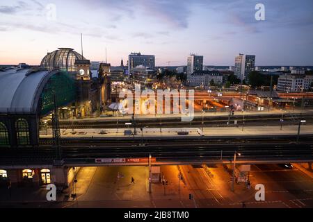 Dresde, Allemagne. 02nd juin 2022. Vue sur les quais de la gare principale de Dresde le long de la rue Petersburger Straße en direction de la vieille ville. Credit: Sebastian Kahnert/dpa/Alay Live News Banque D'Images