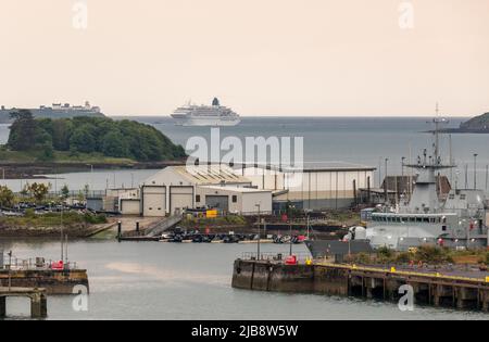 Cobh, Cork, Irlande. 04th juin 2022. Le bateau de croisière Amadea entre dans le port de Cork à Roches point, derrière la base navale de Haulbowline, vue depuis Cobh, Cork, Irlande. - Crédit; David Creedon / Alamy Live News Banque D'Images