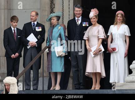 Londres, Royaume-Uni 3rd juin 2022 : James Viscount Severn, Prince Edward, princesse Anne, Timothy Laurence, Sophie Comtesse de Wessex et Lady Louise Windsor quittant le service d'action de grâce de la Reine Elizabeth II pour célébrer son Jubilé de platine à la cathédrale St Paul à Londres. Credit: James Boardman / Alamy Live News Banque D'Images