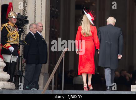 Londres royaume-uni 3rd juin 2022 Service de Thanksgiving pour la reine Elizabeth II Platinum Jubilee Premier ministre britannique Boris Johnson son épouse Carrie Symonds Banque D'Images