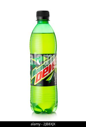 LONDRES, Royaume-Uni - 24 MAI 2022 : boisson gazeuse originale Mountain Dew sur blanc. Banque D'Images