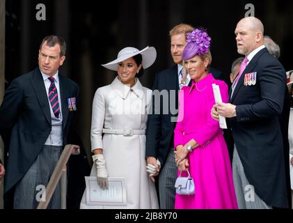 Londres, Royaume-Uni. 03rd juin 2022. Le prince Harry et Meghan, duchesse de Sussex, Zara Phillips et Mike Tindall partent à la cathédrale St Paul de Londres, sur 03 juin 2022, Après avoir assisté au Service pour le Service national de Thanksgiving pour célébrer le Jubilé de platine de sa Majesté la Reine Albert Nieboer/pays-Bas OUT/point de vue OUT Credit: dpa Picture Alliance/Alay Live News Banque D'Images