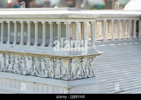 Vue détaillée du Grand autel de Zeus à Pergame. Parc Miniaturk à Istanbul, Turquie. Banque D'Images