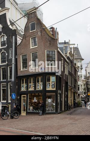 Maison tortueuse dans la vieille ville d'Amsterdam. Nieuwezijds Vorburgwal. Banque D'Images