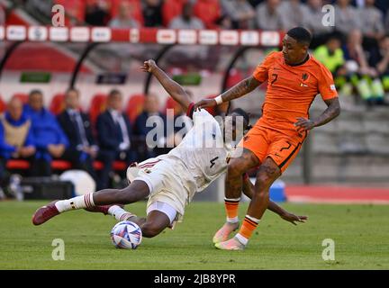 Bruxelles, Belgique. 03rd juin 2022. Dedryck Boyata de Belgique photographié s'attaquant à Steven Bergwijn des pays-Bas lors d'un match de football entre les équipes nationales de Belgique, appelées les Red Devils et les pays-Bas, appelé Oranje dans la Ligue des Nations de l'UEFA, le vendredi 3 juin 2022 à Bruxelles, Belgique . PHOTO SPORTPIX | DAVID CATRY SOCCER BELGIQUE VS PAYS-BAS David Catry | Sportpix.be Credit: SPP Sport Press photo. /Alamy Live News Banque D'Images