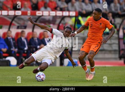 Bruxelles, Belgique. 03rd juin 2022. Dedryck Boyata de Belgique photographié s'attaquant à Steven Bergwijn des pays-Bas lors d'un match de football entre les équipes nationales de Belgique, appelées les Red Devils et les pays-Bas, appelé Oranje dans la Ligue des Nations de l'UEFA, le vendredi 3 juin 2022 à Bruxelles, Belgique . PHOTO SPORTPIX | DAVID CATRY SOCCER BELGIQUE VS PAYS-BAS David Catry | Sportpix.be Credit: SPP Sport Press photo. /Alamy Live News Banque D'Images