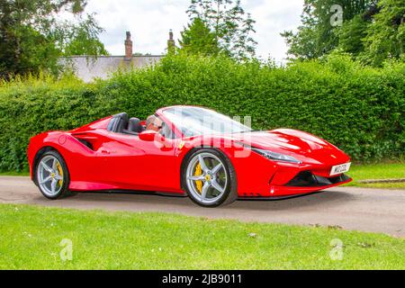 2021 rouge Ferrari F8 SPIDER S-A 3902cc roadster essence, arrivant à Worden Park Motor Village pour le Festival Leyland, Royaume-Uni Banque D'Images