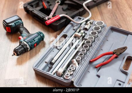 Boîte avec outils d'électricien sur fond en bois. Banque D'Images