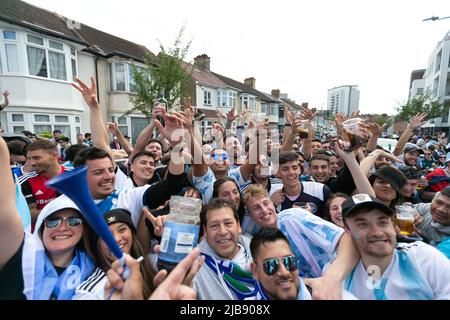 Les supporters de l'Argentine arrivent avant le match Italie contre Argentine - Finalissima 2022 au stade Wembley sur 1 juin 2022 à Londres, Angleterre.(MB Media) Banque D'Images