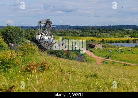 Un sentier de randonnée Bucyrus Erie 1150 conservé qui reste sur l'ancien site de charbon de fonte de St Aidan à Swillington, Leeds Banque D'Images