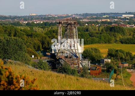 Un sentier de randonnée Bucyrus Erie 1150 conservé qui reste sur l'ancien site de charbon de fonte de St Aidan à Swillington, Leeds Banque D'Images