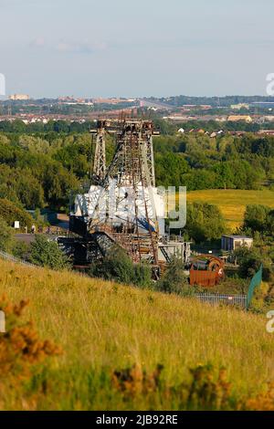 Un sentier de randonnée Bucyrus Erie 1150 conservé qui reste sur l'ancien site de charbon de fonte de St Aidan à Swillington, Leeds Banque D'Images