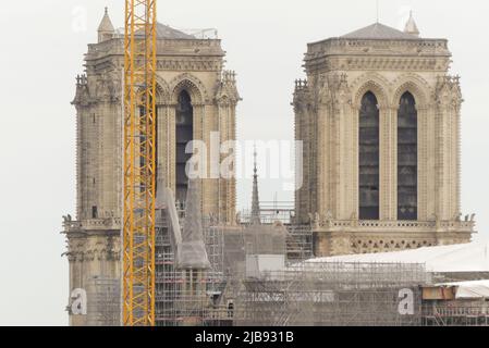 Paris, France. 22 mai. 2022. Cathédrale notre Dame de Paris après le feu. Vue de l'échafaudage permettant la rénovation du toit endommagé. Banque D'Images
