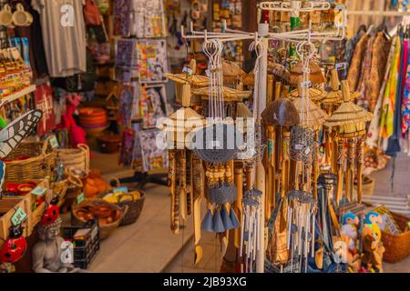 BESALU, ESPAGNE - 12 MAI 2022: Souvenirs suspendus pour la vente dans une boutique de Besalu, Espagne. Banque D'Images