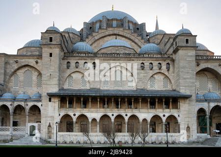 ISTANBUL, TURQUIE - janvier 2022 : Mosquée Suleymaniye ou vue extérieure de Suleymaniye Camii du côté sud Banque D'Images