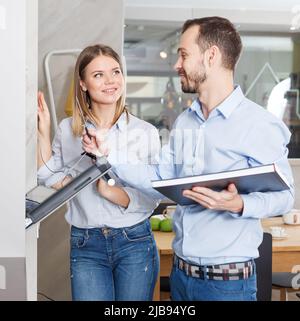 Couple contrôlant la température dans le four Banque D'Images