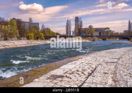 La rivière Isar qui traverse Munich Banque D'Images