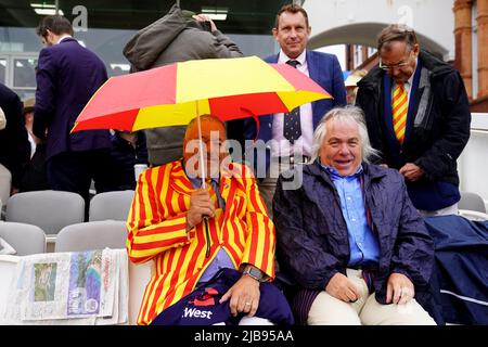 Une vue générale des spectateurs se trouvant à l'abri de la pluie au cours du troisième jour de la première série de tests d'assurance LV= au terrain de cricket de Lord's, Londres. Date de la photo: Samedi 4 juin 2022. Banque D'Images