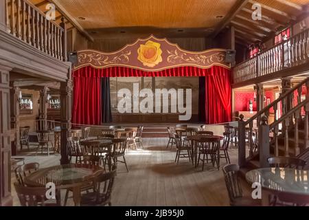 Alméria Espagne - 09 15 2021: Vue de l'intérieur du bar classique de l'Ouest, avec une scène typique pour des spectacles CAN CAN, décor de l'Ouest sur Oasys - min Banque D'Images