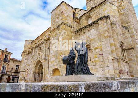 Église romane sur la place de la ville de Zamora et statues de la semaine Sainte. Banque D'Images