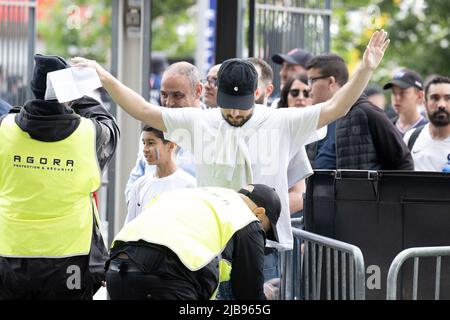 Paris, France. 04th juin 2022. Les supporters arrivent au Stade de France devant la Ligue des Nations de l'UEFA Un match du Groupe 1 entre la France et le Danemark au Stade de France sur 03 juin 2022 à Paris, France. Photo de David Niviere/ABACAPRESS.COM crédit: Abaca Press/Alay Live News Banque D'Images