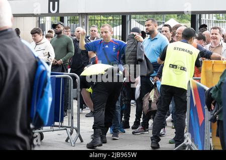 Paris, France. 04th juin 2022. Les supporters arrivent au Stade de France devant la Ligue des Nations de l'UEFA Un match du Groupe 1 entre la France et le Danemark au Stade de France sur 03 juin 2022 à Paris, France. Photo de David Niviere/ABACAPRESS.COM crédit: Abaca Press/Alay Live News Banque D'Images