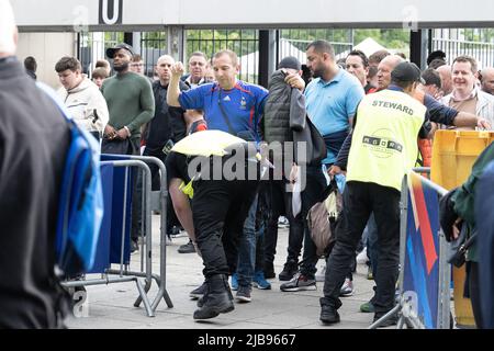 Paris, France. 04th juin 2022. Les supporters arrivent au Stade de France devant la Ligue des Nations de l'UEFA Un match du Groupe 1 entre la France et le Danemark au Stade de France sur 03 juin 2022 à Paris, France. Photo de David Niviere/ABACAPRESS.COM crédit: Abaca Press/Alay Live News Banque D'Images