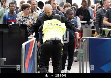 Paris, France. 04th juin 2022. Les supporters arrivent au Stade de France devant la Ligue des Nations de l'UEFA Un match du Groupe 1 entre la France et le Danemark au Stade de France sur 03 juin 2022 à Paris, France. Photo de David Niviere/ABACAPRESS.COM crédit: Abaca Press/Alay Live News Banque D'Images