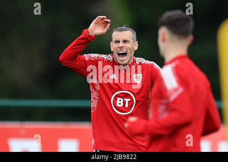 Cardiff, Royaume-Uni. 04th juin 2022. Gareth Bale du pays de Galles lors de la session d'entraînement de l'équipe de football du pays de Galles au Vale Resort, Hensol, près de Cardiff, le samedi 4th juin 2022. L'équipe se prépare pour son prochain match, le qualificateur de la coupe du monde de la FIFA jouera contre l'Ukraine demain. Cette image ne peut être utilisée qu'à des fins éditoriales. Usage éditorial seulement, photo par Andrew Orchard/Andrew Orchard sports photographie/Alamy Live News crédit: Andrew Orchard sports photographie/Alamy Live News Banque D'Images