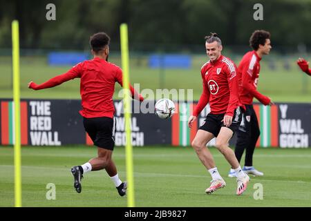 Cardiff, Royaume-Uni. 04th juin 2022. Gareth Bale du pays de Galles lors de la session d'entraînement de l'équipe de football du pays de Galles au Vale Resort, Hensol, près de Cardiff, le samedi 4th juin 2022. L'équipe se prépare pour son prochain match, le qualificateur de la coupe du monde de la FIFA jouera contre l'Ukraine demain. Cette image ne peut être utilisée qu'à des fins éditoriales. Usage éditorial seulement, photo par Andrew Orchard/Andrew Orchard sports photographie/Alamy Live News crédit: Andrew Orchard sports photographie/Alamy Live News Banque D'Images