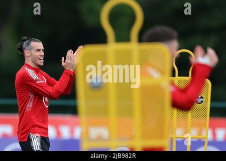 Cardiff, Royaume-Uni. 04th juin 2022. Gareth Bale du pays de Galles lors de la session d'entraînement de l'équipe de football du pays de Galles au Vale Resort, Hensol, près de Cardiff, le samedi 4th juin 2022. L'équipe se prépare pour son prochain match, le qualificateur de la coupe du monde de la FIFA jouera contre l'Ukraine demain. Cette image ne peut être utilisée qu'à des fins éditoriales. Usage éditorial seulement, photo par Andrew Orchard/Andrew Orchard sports photographie/Alamy Live News crédit: Andrew Orchard sports photographie/Alamy Live News Banque D'Images