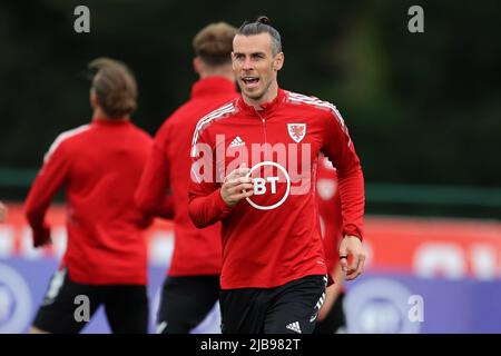 Cardiff, Royaume-Uni. 04th juin 2022. Gareth Bale du pays de Galles lors de la session d'entraînement de l'équipe de football du pays de Galles au Vale Resort, Hensol, près de Cardiff, le samedi 4th juin 2022. L'équipe se prépare pour son prochain match, le qualificateur de la coupe du monde de la FIFA jouera contre l'Ukraine demain. Cette image ne peut être utilisée qu'à des fins éditoriales. Usage éditorial seulement, photo par Andrew Orchard/Andrew Orchard sports photographie/Alamy Live News crédit: Andrew Orchard sports photographie/Alamy Live News Banque D'Images