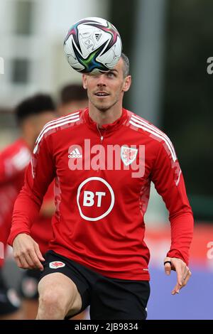 Cardiff, Royaume-Uni. 04th juin 2022. Gareth Bale du pays de Galles lors de la session d'entraînement de l'équipe de football du pays de Galles au Vale Resort, Hensol, près de Cardiff, le samedi 4th juin 2022. L'équipe se prépare pour son prochain match, le qualificateur de la coupe du monde de la FIFA jouera contre l'Ukraine demain. Cette image ne peut être utilisée qu'à des fins éditoriales. Usage éditorial seulement, photo par Andrew Orchard/Andrew Orchard sports photographie/Alamy Live News crédit: Andrew Orchard sports photographie/Alamy Live News Banque D'Images