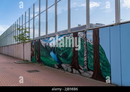 Barrière de bruit sur Hombrucher Straße à Essen-Frillendorf, le long de l'autoroute A40, 250 mètres de long, les résidents d'une maison avaient une photo de lac de montagne pai Banque D'Images