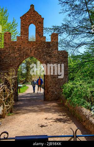 L'arche de pierre du moulin à eau restauré avec deux roues en bois au château de Dunster, Somerset, Angleterre, Royaume-Uni Banque D'Images