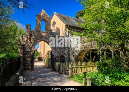 L'arche de pierre du moulin à eau restauré avec deux roues en bois au château de Dunster, Somerset, Angleterre, Royaume-Uni Banque D'Images