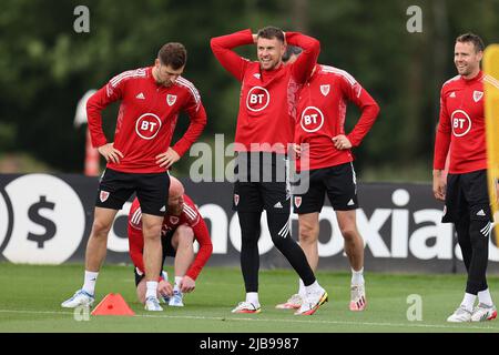 Cardiff, Royaume-Uni. 04th juin 2022. Aaron Ramsey du pays de Galles (c) lors de la session d'entraînement de l'équipe de football du pays de Galles au Vale Resort, Hensol, près de Cardiff, le samedi 4th juin 2022. L'équipe se prépare pour son prochain match, le qualificateur de la coupe du monde de la FIFA jouera contre l'Ukraine demain. Cette image ne peut être utilisée qu'à des fins éditoriales. Usage éditorial seulement, photo par Andrew Orchard/Andrew Orchard sports photographie/Alamy Live News crédit: Andrew Orchard sports photographie/Alamy Live News Banque D'Images