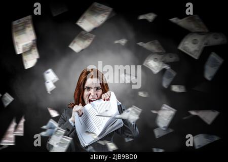 Jeune femme stressée déchirant des documents avec une expression faciale frustrée. Banque D'Images