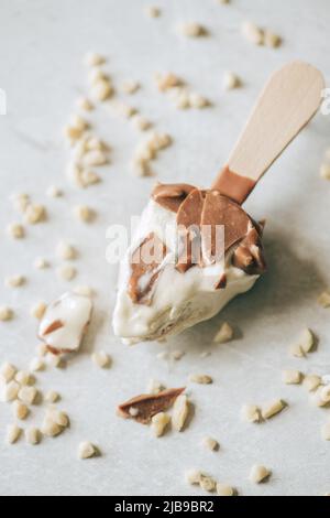 On a mangé de la glace aux amandes de chocolat sur un bâton de bois. Vue du dessus. Banque D'Images