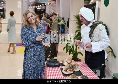 La comtesse de Wessex rencontre les habitants de la région lors d'une visite à Belfast, en Irlande du Nord, tandis que les membres de la famille royale visitent les nations du Royaume-Uni pour célébrer le Jubilé de platine de la reine Elizabeth II. Date de la photo: Samedi 4 juin, 2022. Banque D'Images