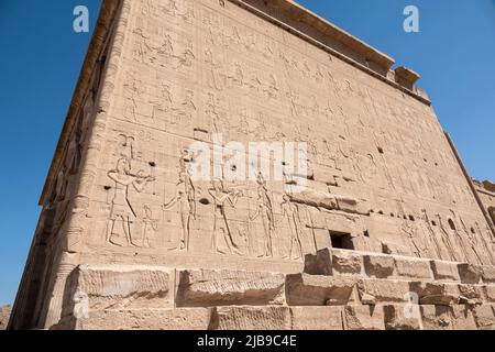 Mur arrière au Temple Dendera, près de Qena, Égypte Banque D'Images