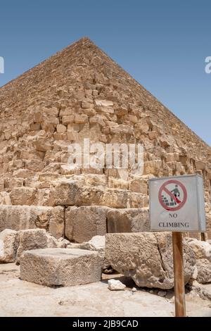 Pas d'escalade sur la Pyramide de Khufu sur le plateau de Gizeh, les grandes Pyramides de Gizeh, le Caire, Egypte Banque D'Images