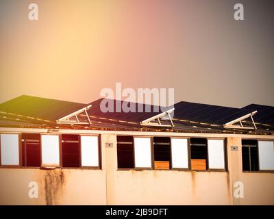 Panneaux solaires sur le toit d'une industrie en Espagne. Image HQ Banque D'Images