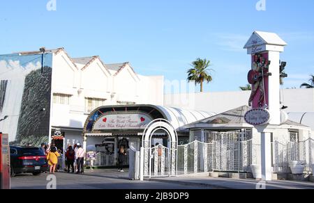 Las Vegas, États-Unis. 03rd juin 2022. Les gens se réunissent pour une fête de mariage devant la petite chapelle blanche. Authentic Brands Group, qui détient les droits de propriété intellectuelle d'Elvis Presley, a envoyé plusieurs chapelles de mariage de Las Vegas des lettres de cesser et de s'abstenir d'utiliser l'image et la ressemblance d'Elvis Presley dans leurs opérations. Crédit : SOPA Images Limited/Alamy Live News Banque D'Images